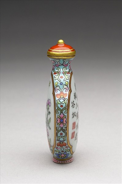 粉彩御製詩花卉紋鼻煙壺