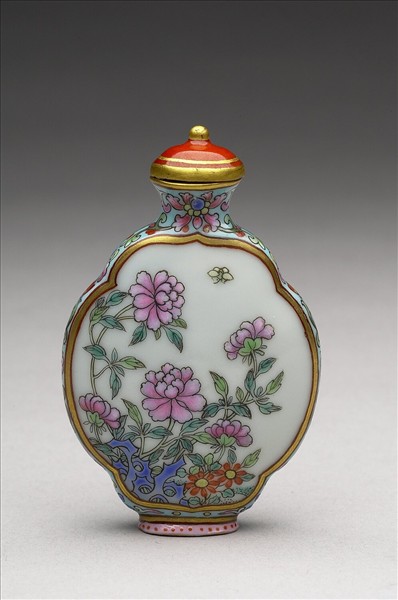 粉彩御製詩花卉紋鼻煙壺