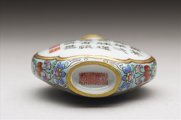 粉彩御製詩花卉紋鼻煙壺