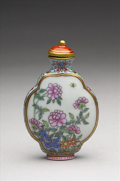 粉彩御製詩花卉紋鼻煙壺