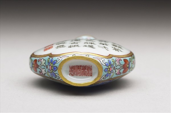 粉彩御製詩花卉紋鼻煙壺
