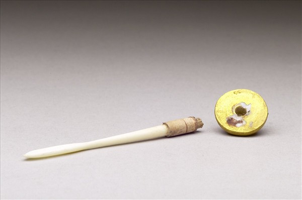 粉彩御製詩花卉紋鼻煙壺