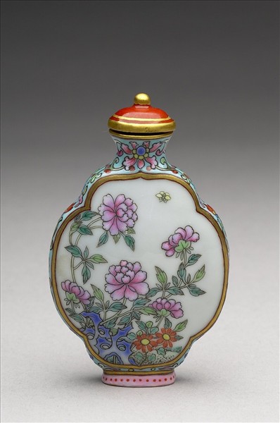 粉彩御製詩花卉紋鼻煙壺