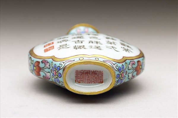 粉彩御製詩花卉紋鼻煙壺