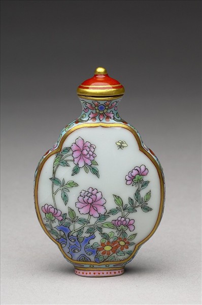 粉彩御製詩花卉紋鼻煙壺