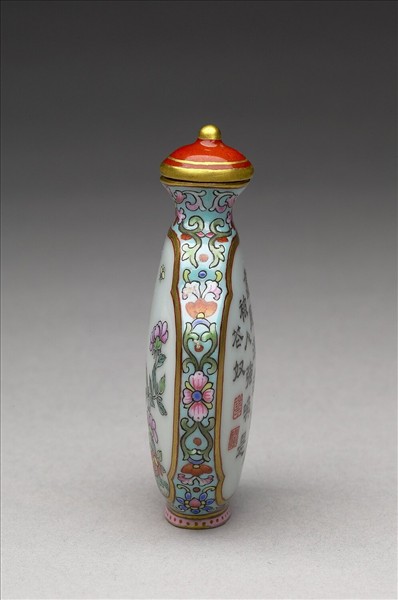 粉彩御製詩花卉紋鼻煙壺