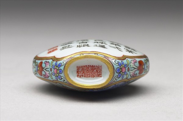粉彩御製詩花卉紋鼻煙壺