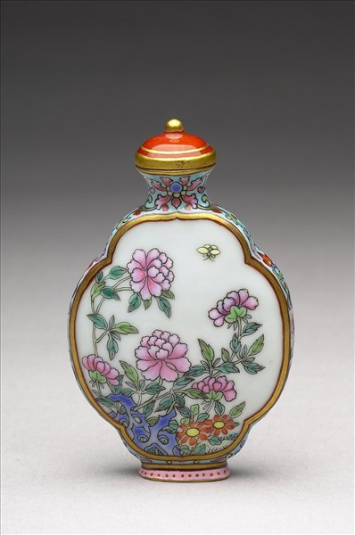 粉彩御製詩花卉紋鼻煙壺