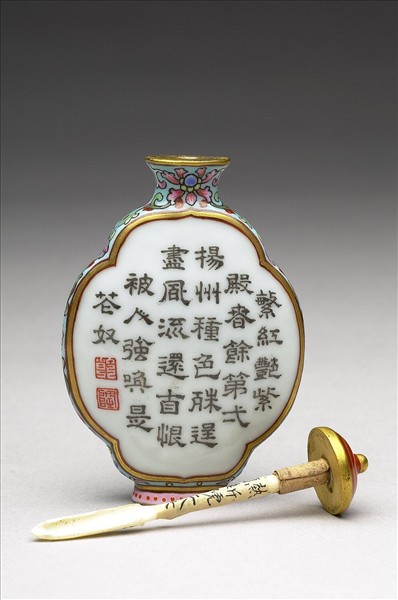 粉彩御製詩花卉紋鼻煙壺