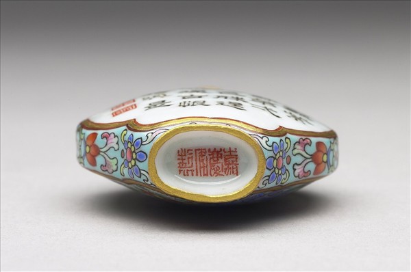 粉彩御製詩花卉紋鼻煙壺