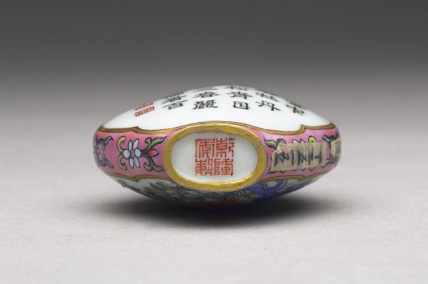 粉彩御製詩花卉紋鼻煙壺