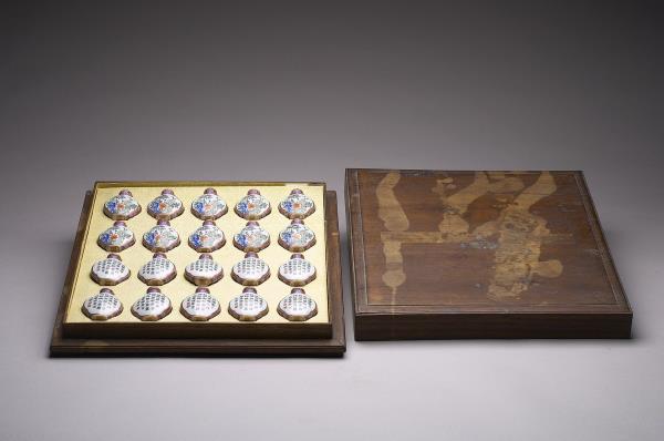 粉彩御製詩花卉紋鼻煙壺