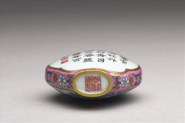 粉彩御製詩花卉紋鼻煙壺