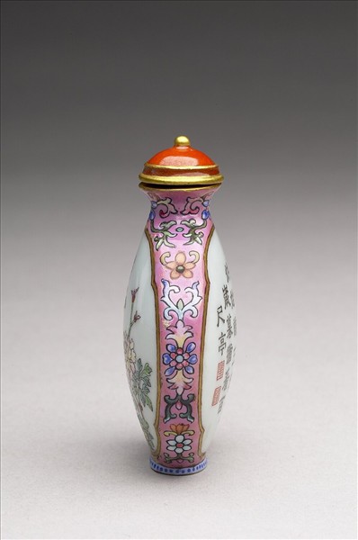 粉彩御製詩花卉紋鼻煙壺