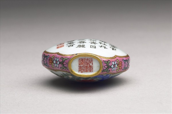 粉彩御製詩花卉紋鼻煙壺