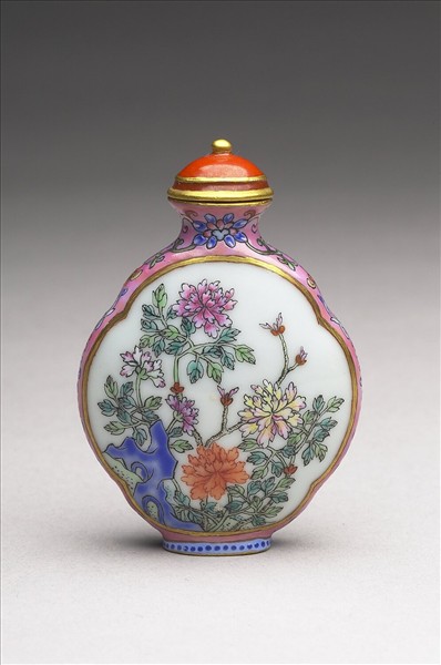 粉彩御製詩花卉紋鼻煙壺