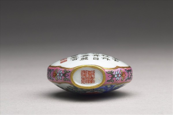 粉彩御製詩花卉紋鼻煙壺