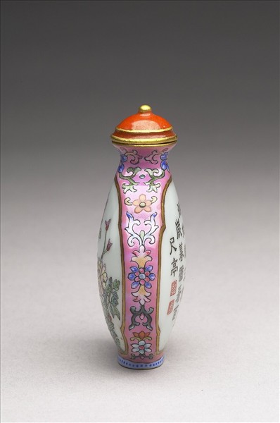 粉彩御製詩花卉紋鼻煙壺