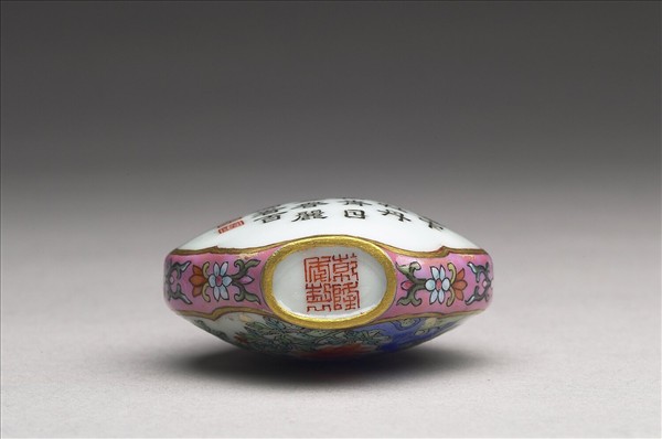 粉彩御製詩花卉紋鼻煙壺