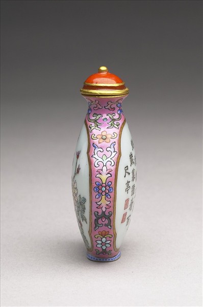 粉彩御製詩花卉紋鼻煙壺