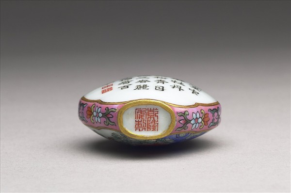 粉彩御製詩花卉紋鼻煙壺