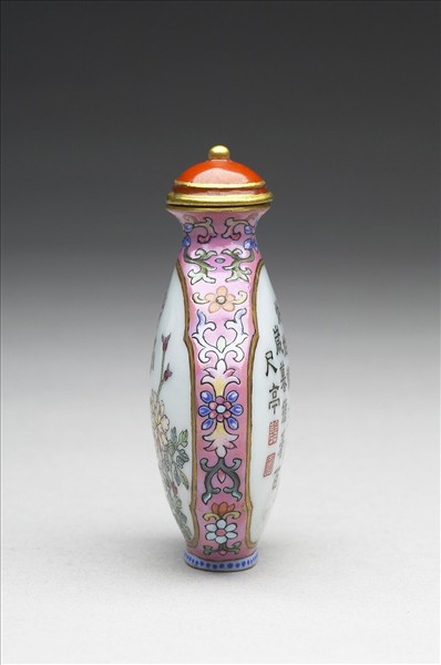 粉彩御製詩花卉紋鼻煙壺