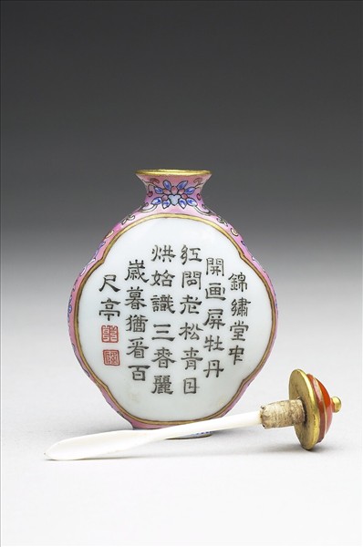 粉彩御製詩花卉紋鼻煙壺