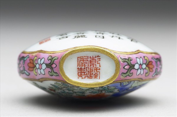 粉彩御製詩花卉紋鼻煙壺