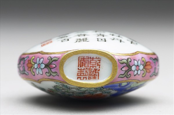 粉彩御製詩花卉紋鼻煙壺