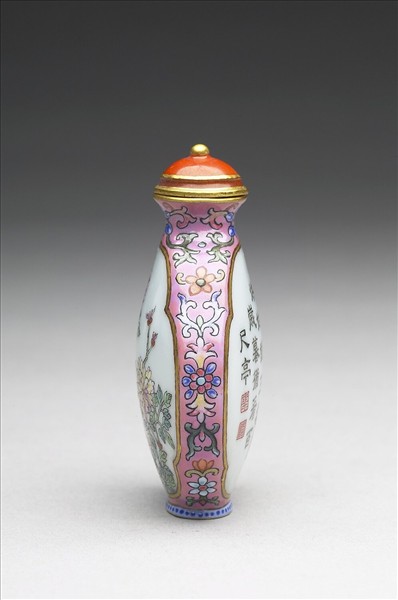 粉彩御製詩花卉紋鼻煙壺