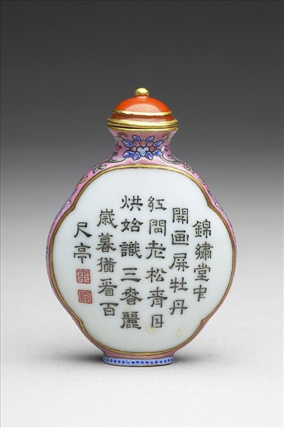 粉彩御製詩花卉紋鼻煙壺