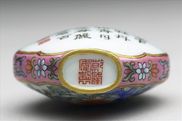 粉彩御製詩花卉紋鼻煙壺