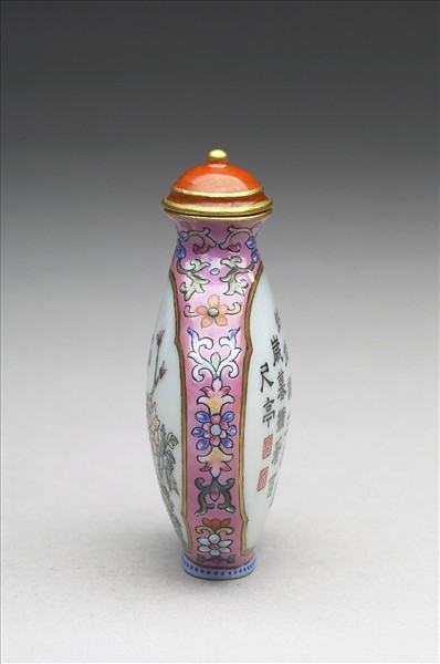 粉彩御製詩花卉紋鼻煙壺