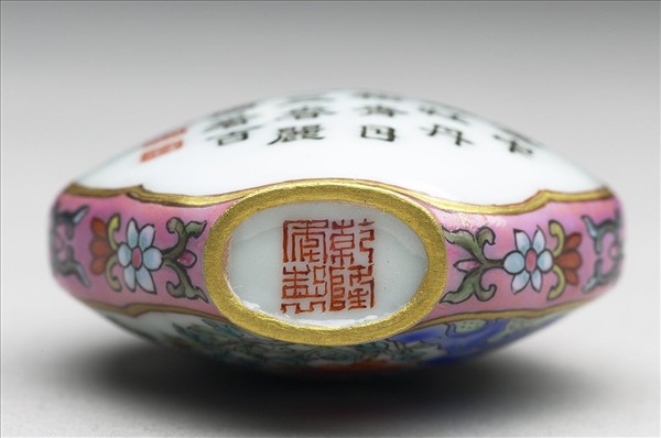 粉彩御製詩花卉紋鼻煙壺