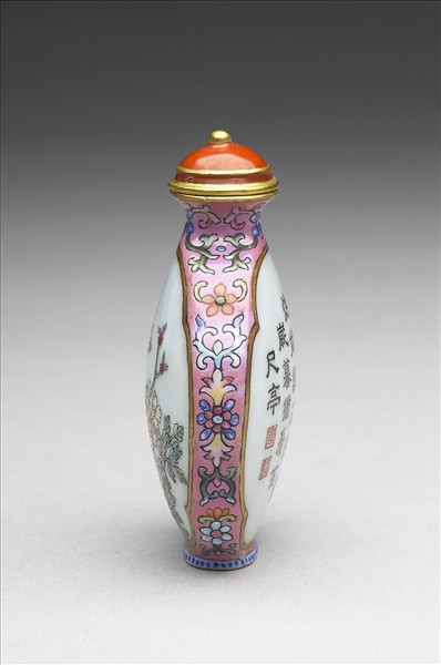 粉彩御製詩花卉紋鼻煙壺