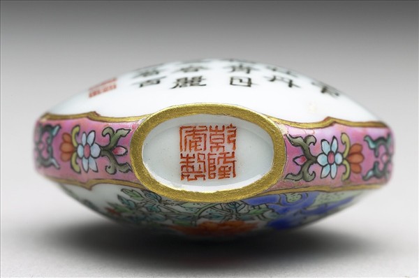 粉彩御製詩花卉紋鼻煙壺