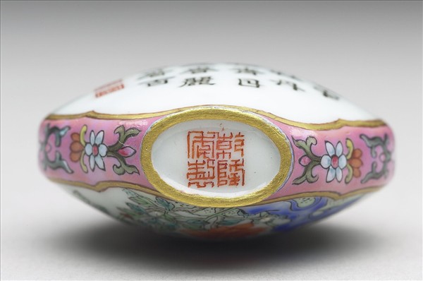 粉彩御製詩花卉紋鼻煙壺