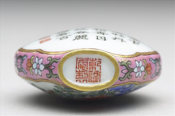 粉彩御製詩花卉紋鼻煙壺