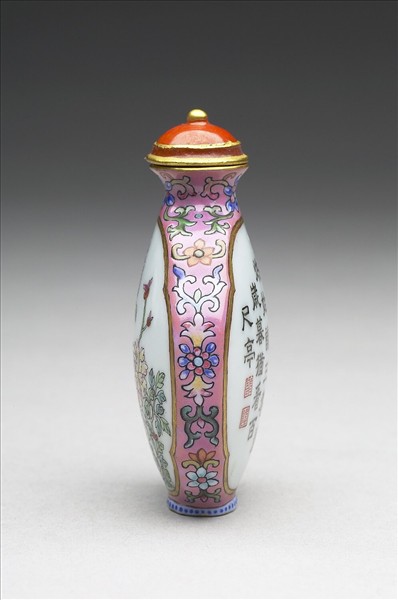 粉彩御製詩花卉紋鼻煙壺