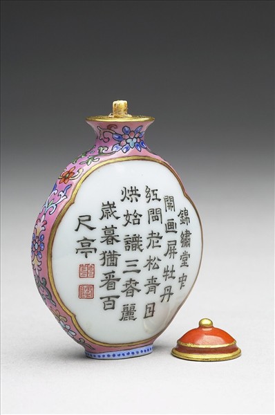 粉彩御製詩花卉紋鼻煙壺