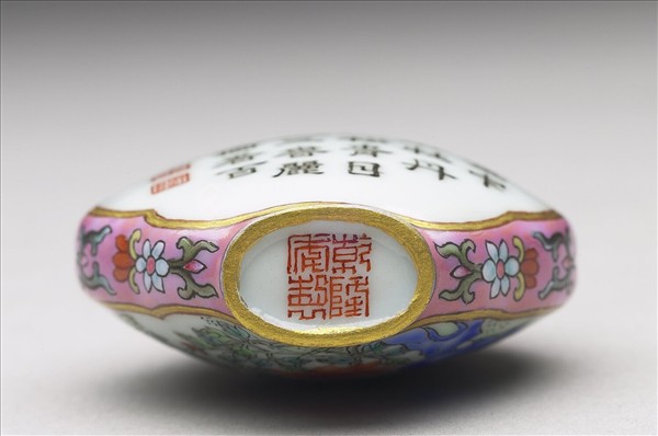 粉彩御製詩花卉紋鼻煙壺