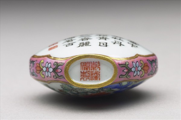 粉彩御製詩花卉紋鼻煙壺