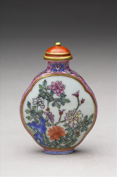 粉彩御製詩花卉紋鼻煙壺