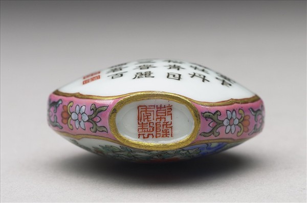 粉彩御製詩花卉紋鼻煙壺