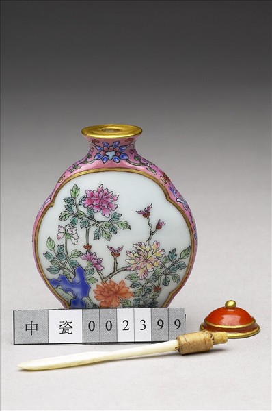 粉彩御製詩花卉紋鼻煙壺