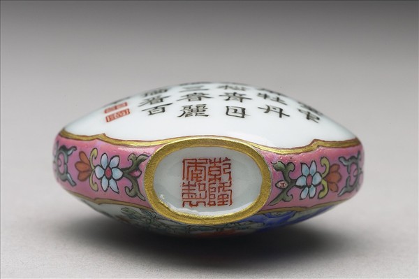 粉彩御製詩花卉紋鼻煙壺