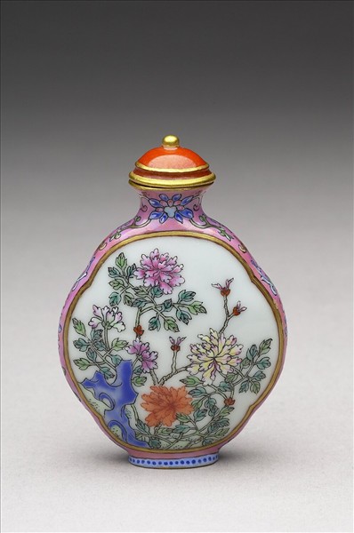 粉彩御製詩花卉紋鼻煙壺