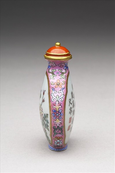 粉彩御製詩花卉紋鼻煙壺