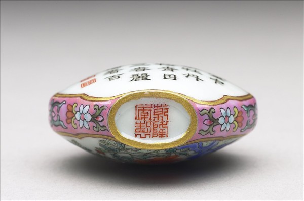 粉彩御製詩花卉紋鼻煙壺