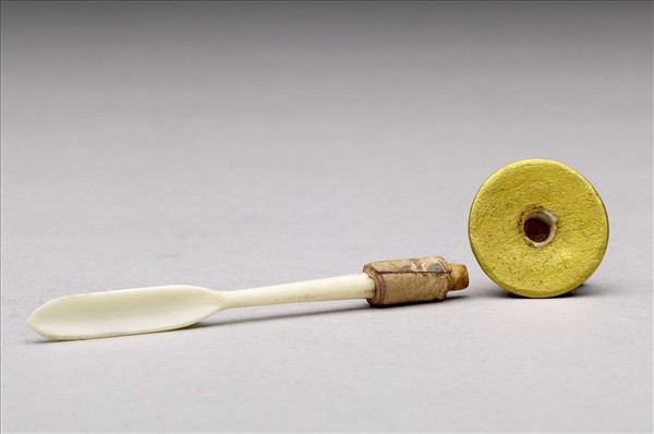 粉彩御製詩花卉紋鼻煙壺